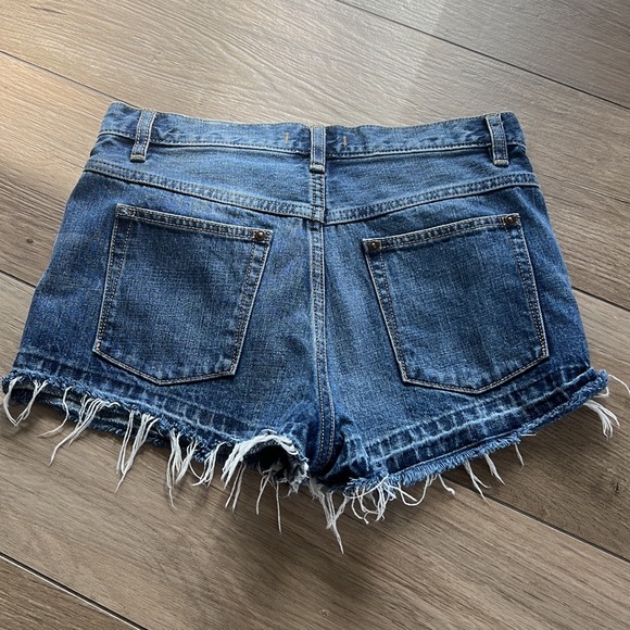 FREE PEOPLE Button Fly Distressed Raw Hem Denim Jean Cut Off Shorts 26 - Picture 4 of 5
